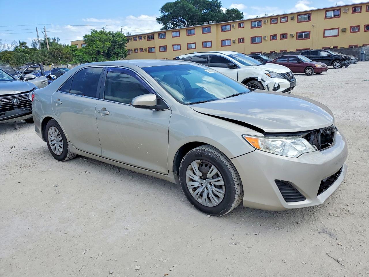 2014 TOYOTA CAMRY L photo 4
