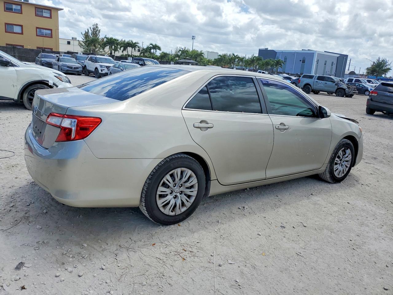 2014 TOYOTA CAMRY L photo 3