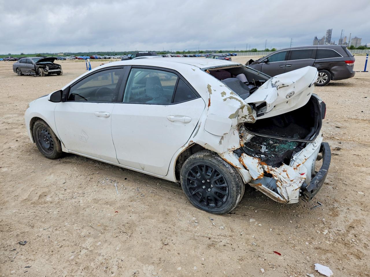 2015 TOYOTA COROLLA LE photo 3