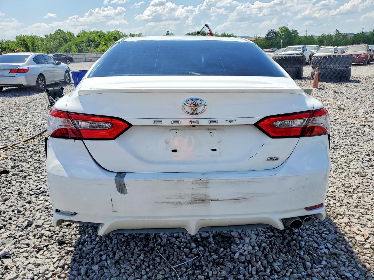 2018 TOYOTA CAMRY SE photo 11