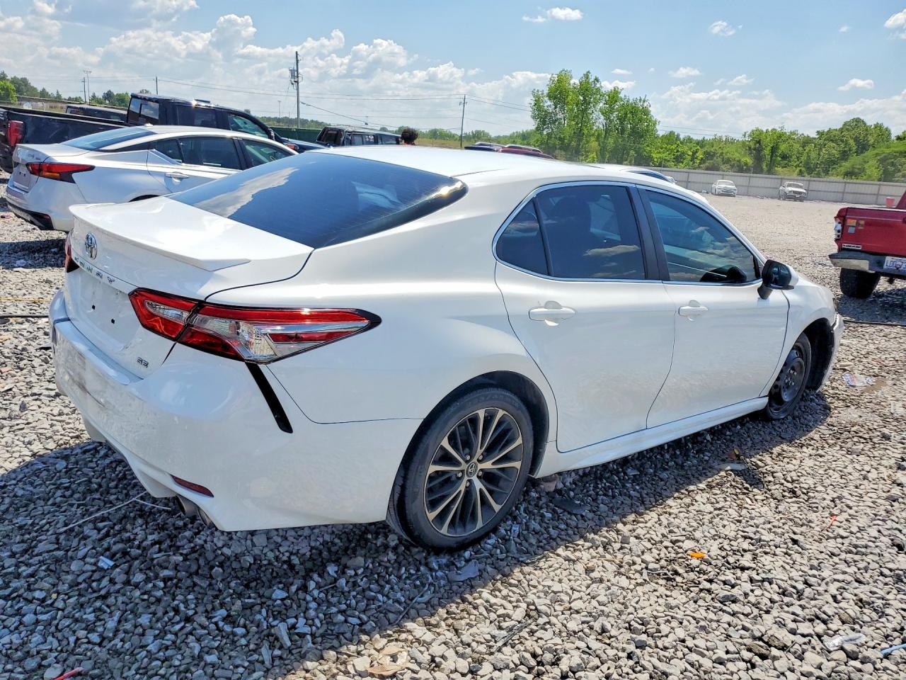 2018 TOYOTA CAMRY SE photo 5