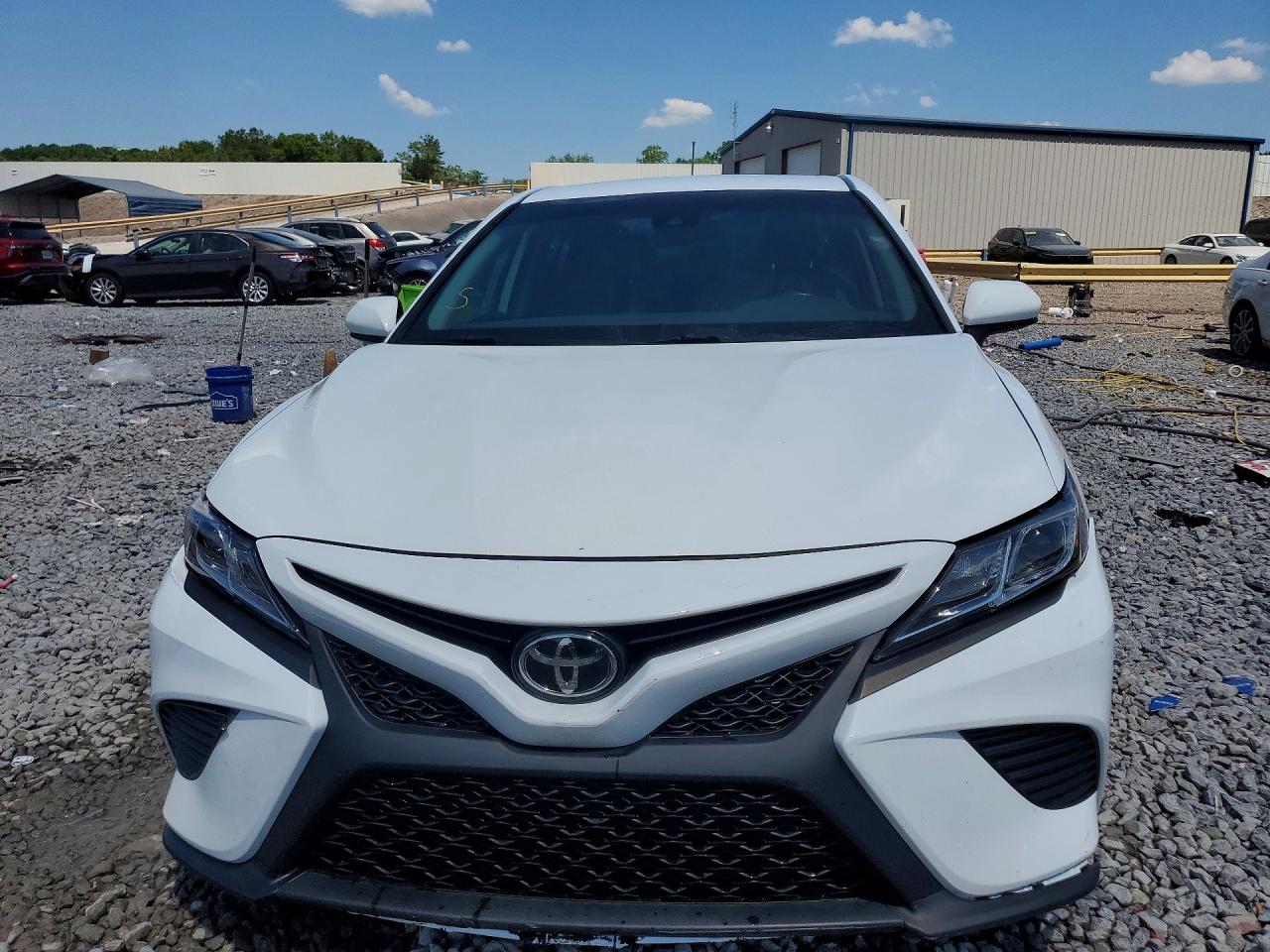 2018 TOYOTA CAMRY SE photo 9