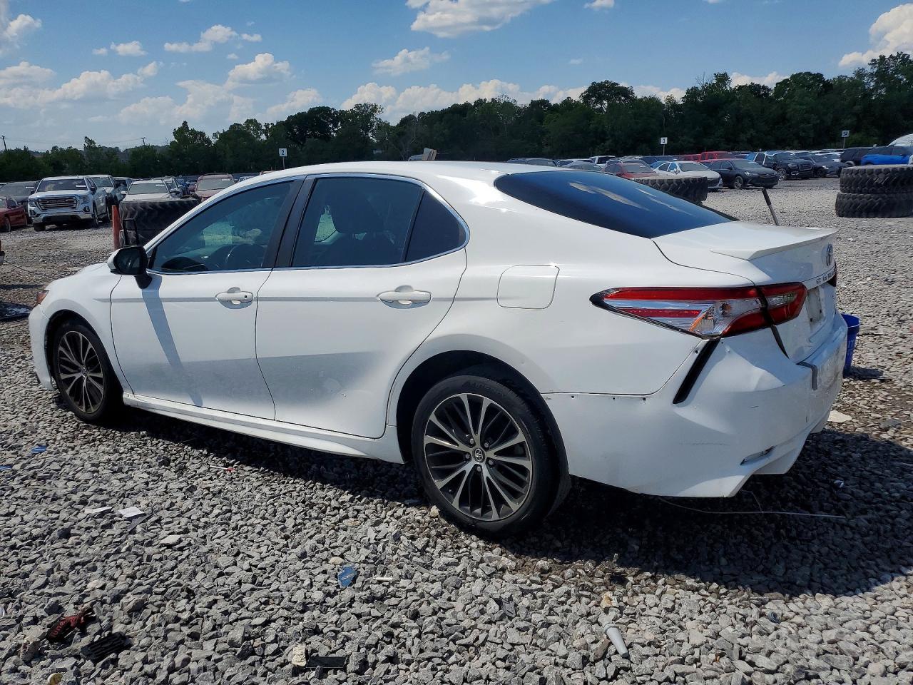 2018 TOYOTA CAMRY SE photo 3