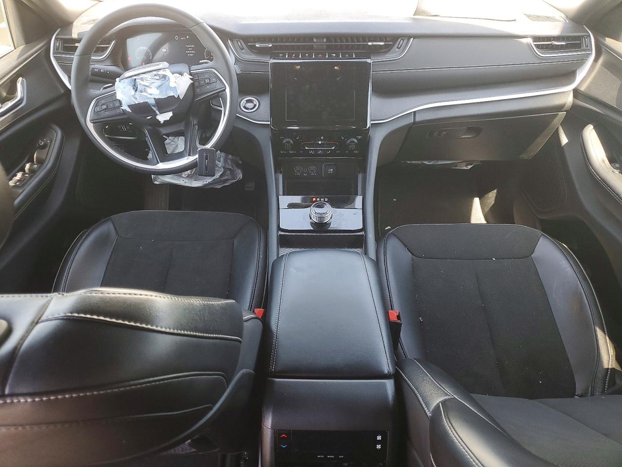 2024 JEEP GRAND CHEROKEE L LAREDO photo 22