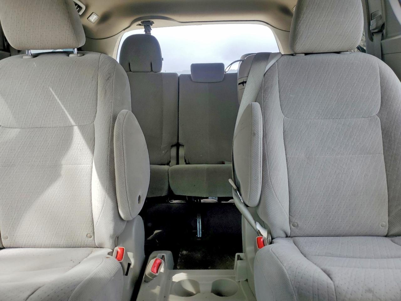 2016 TOYOTA SIENNA LE photo 28