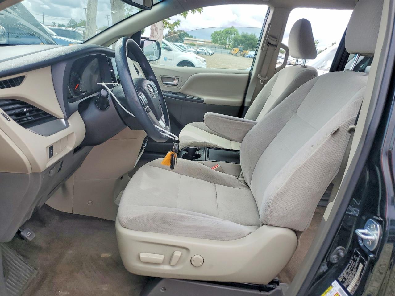 2016 TOYOTA SIENNA LE photo 19