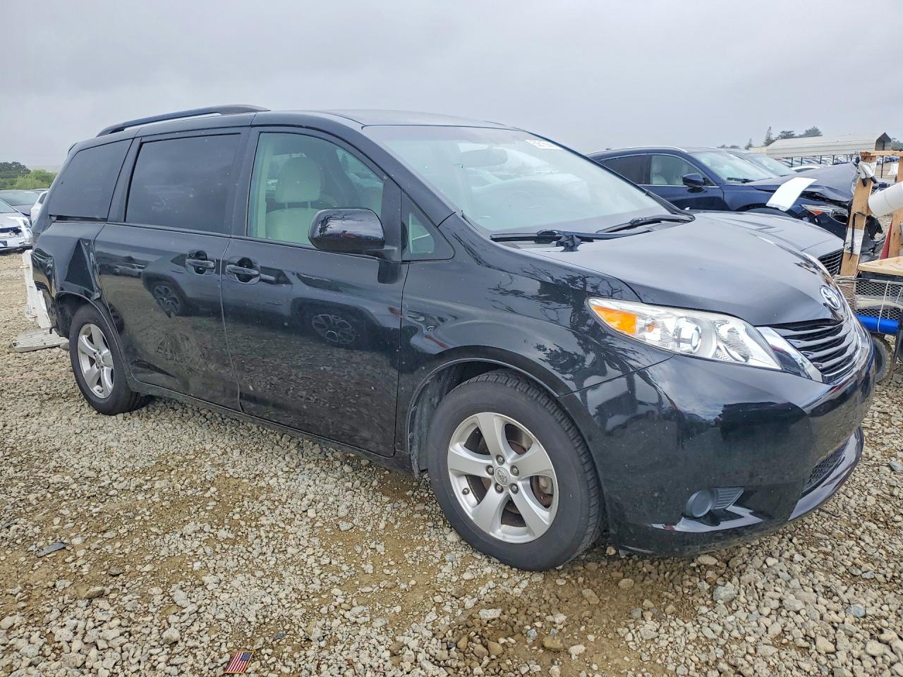2016 TOYOTA SIENNA LE photo 10