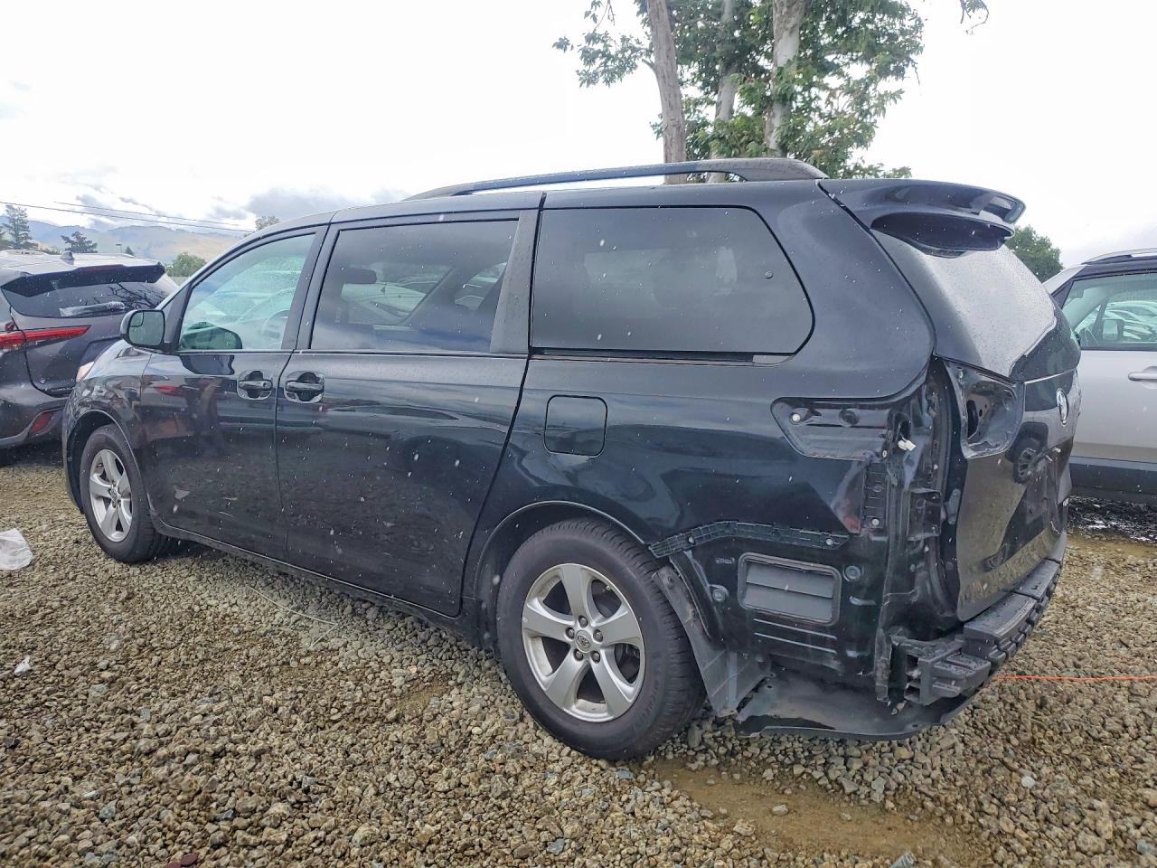 2016 TOYOTA SIENNA LE photo 4