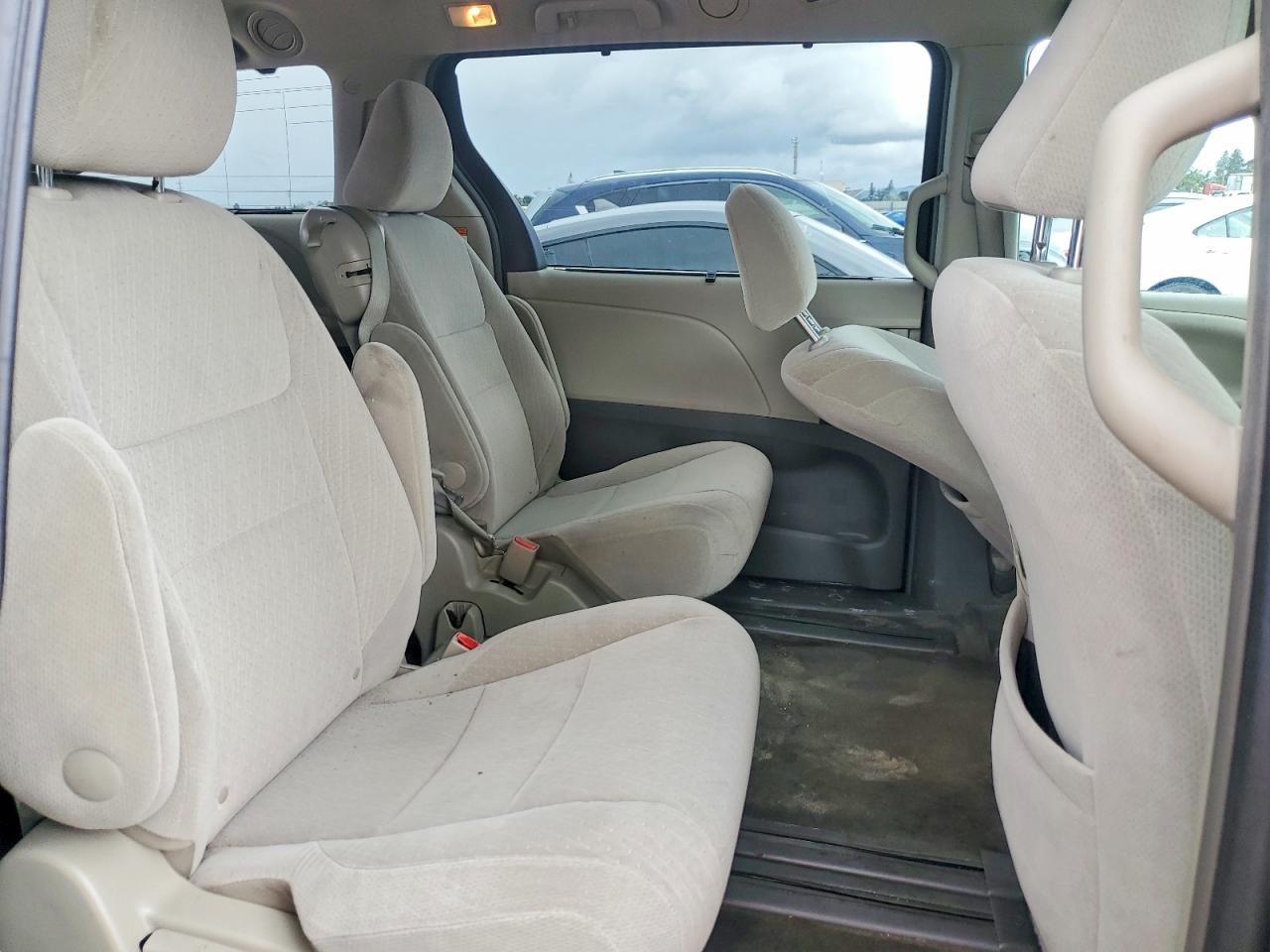 2016 TOYOTA SIENNA LE photo 31
