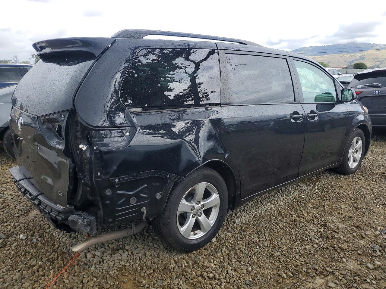 2016 TOYOTA SIENNA LE photo 7