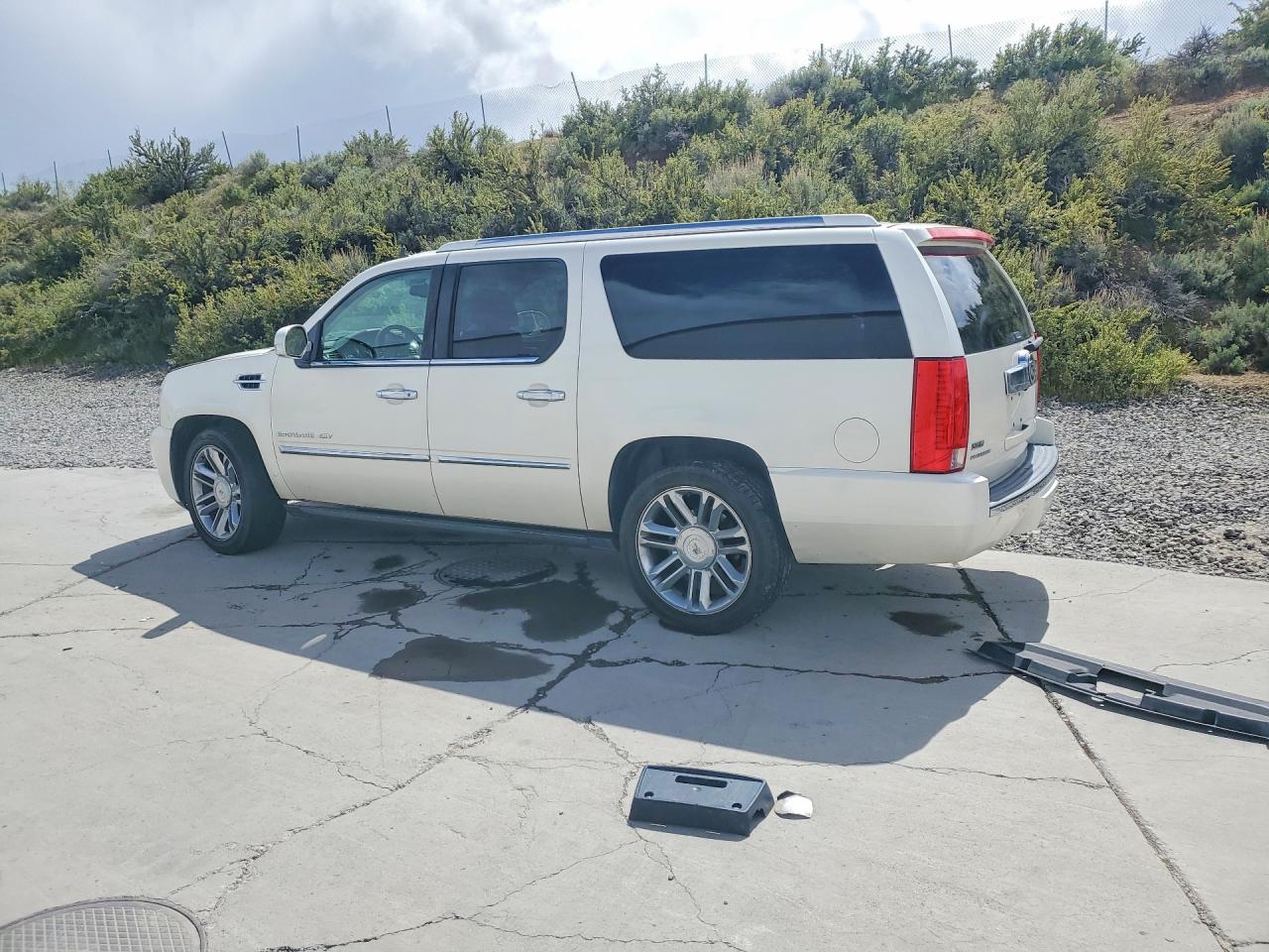 2011 CADILLAC ESCALADE ESV PLATINUM photo 3