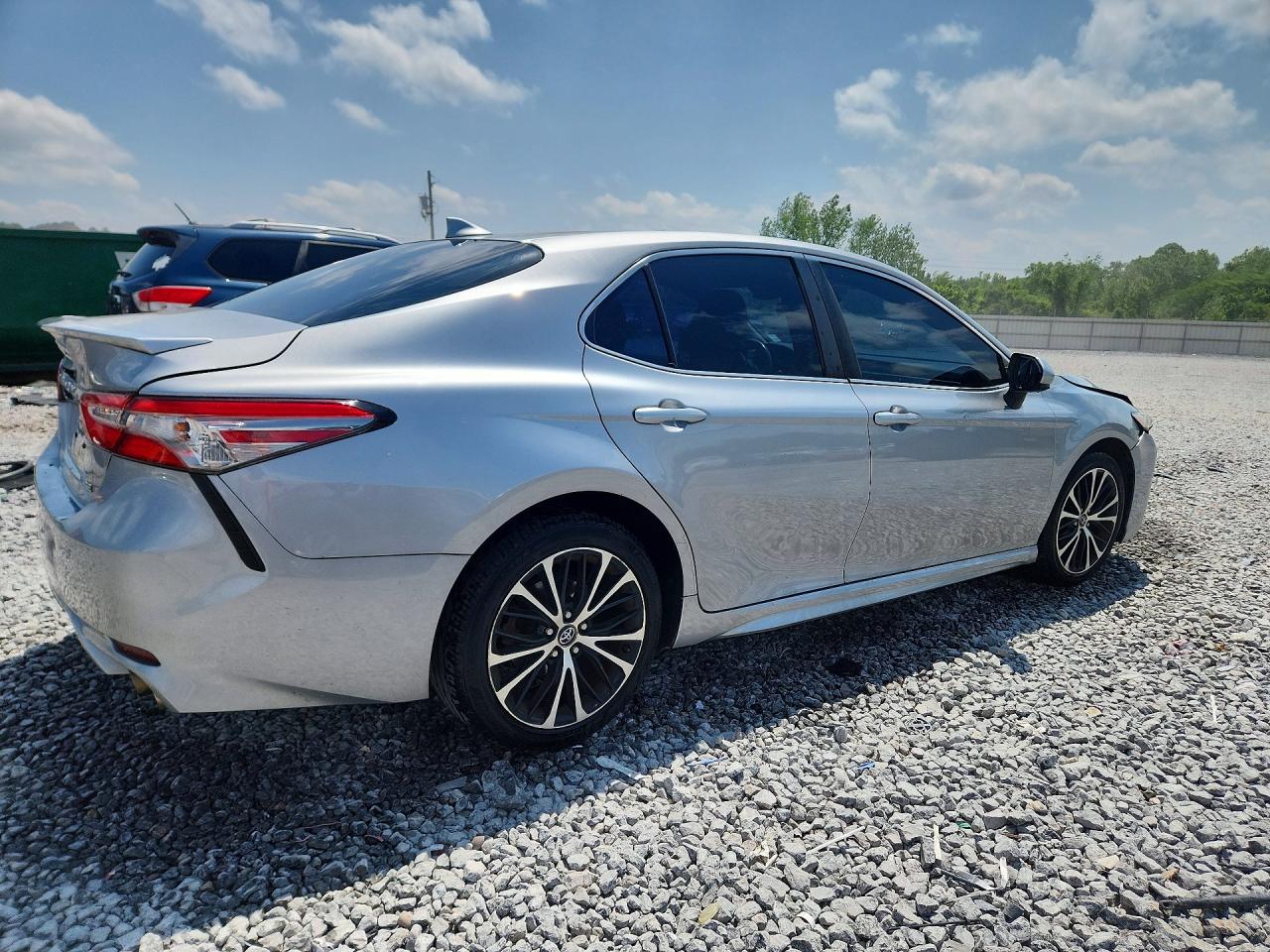2019 TOYOTA CAMRY SE photo 5