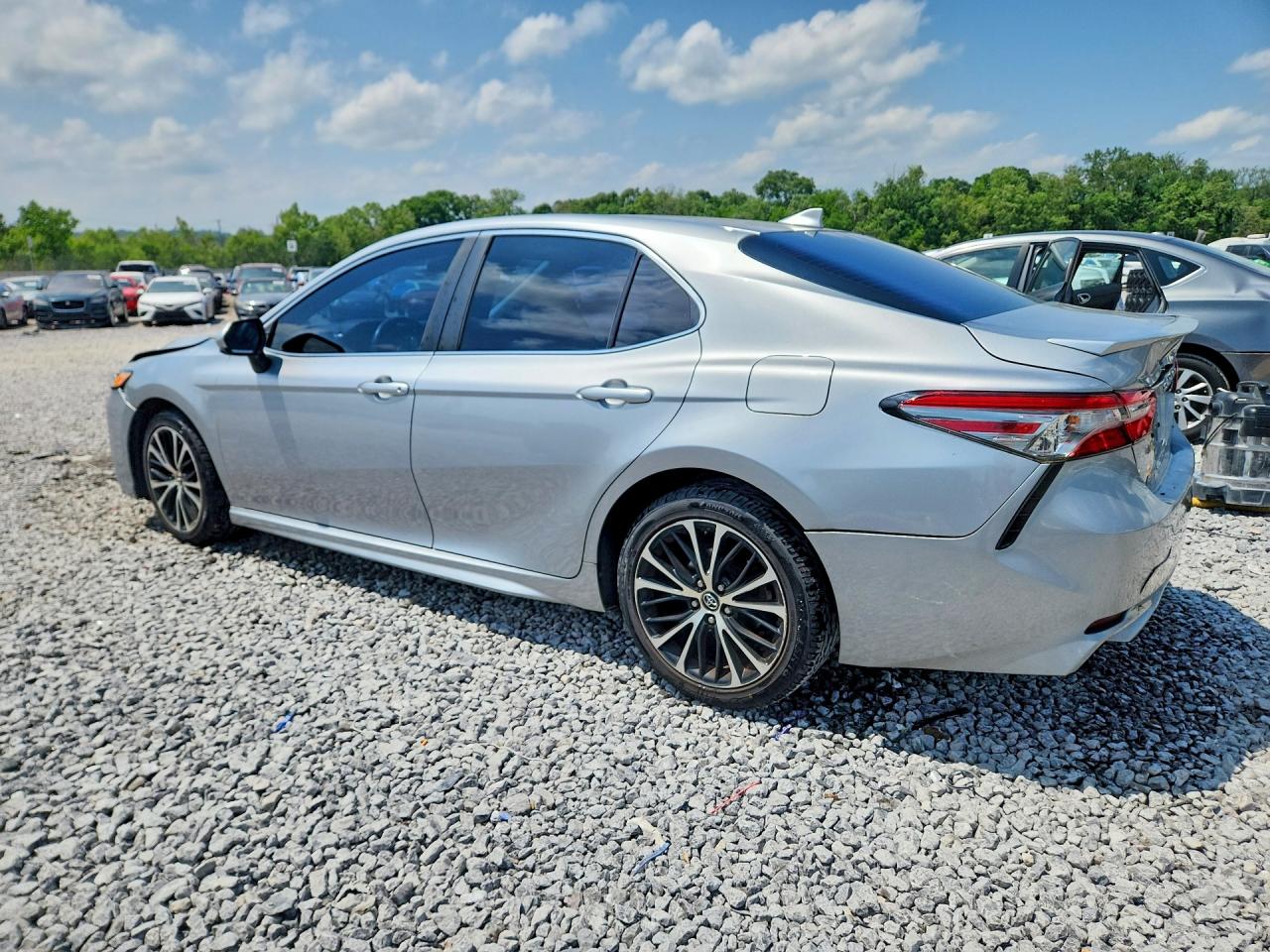 2019 TOYOTA CAMRY SE photo 3