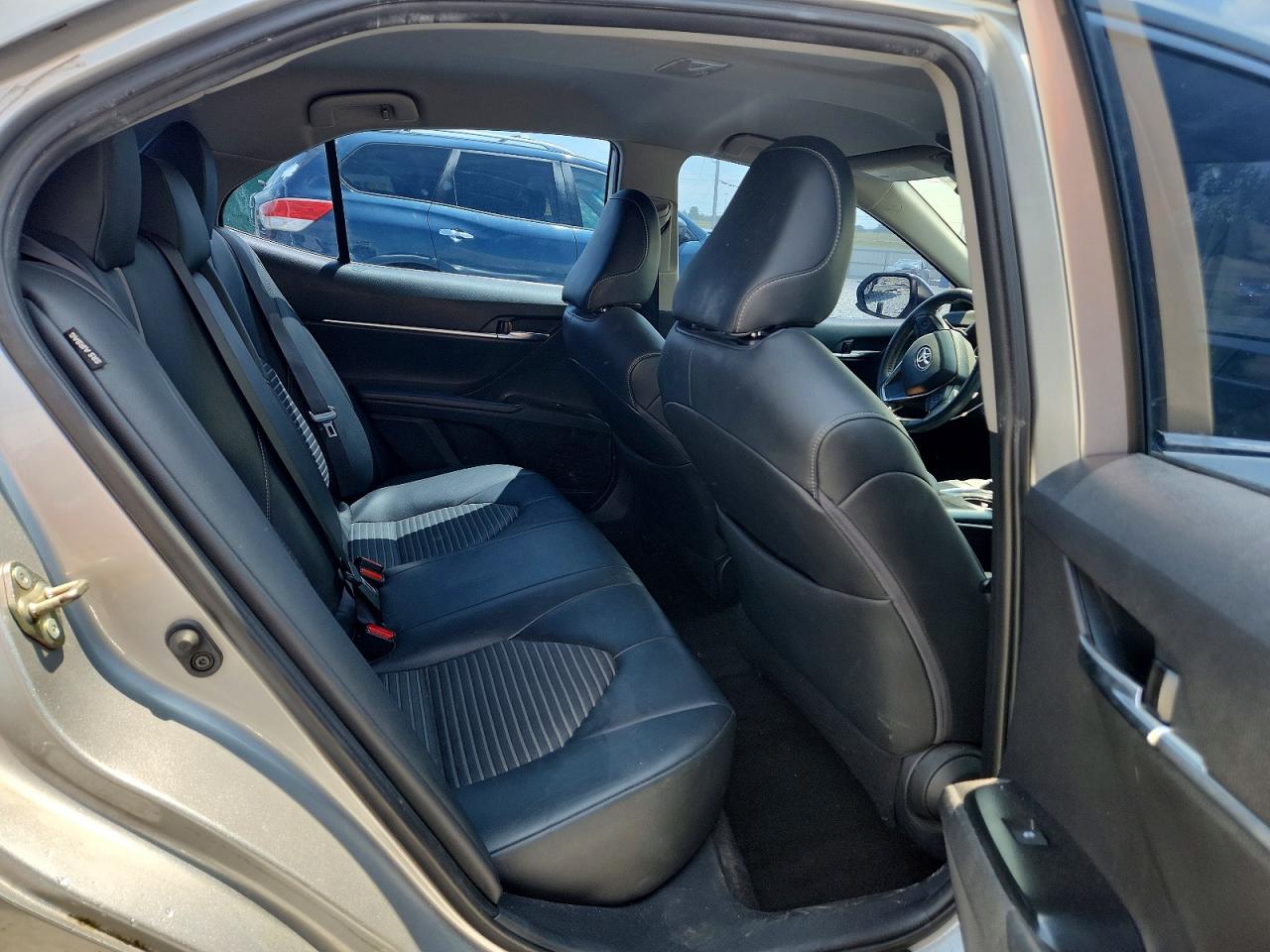 2019 TOYOTA CAMRY SE photo 19