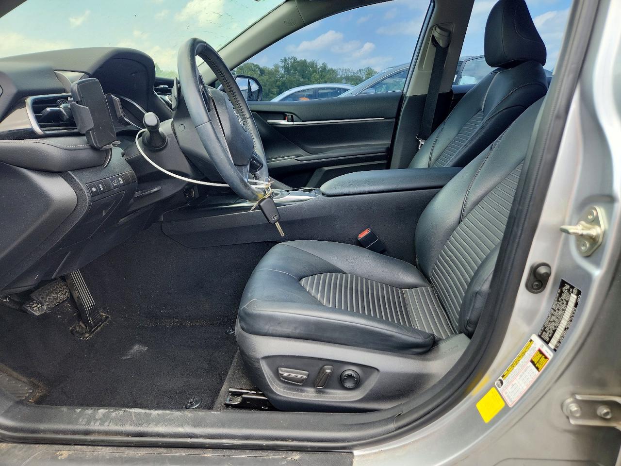 2019 TOYOTA CAMRY SE photo 13