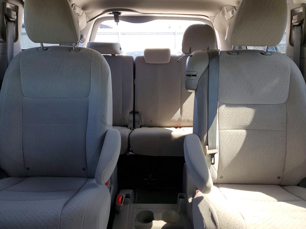 2020 TOYOTA SIENNA LE photo 28