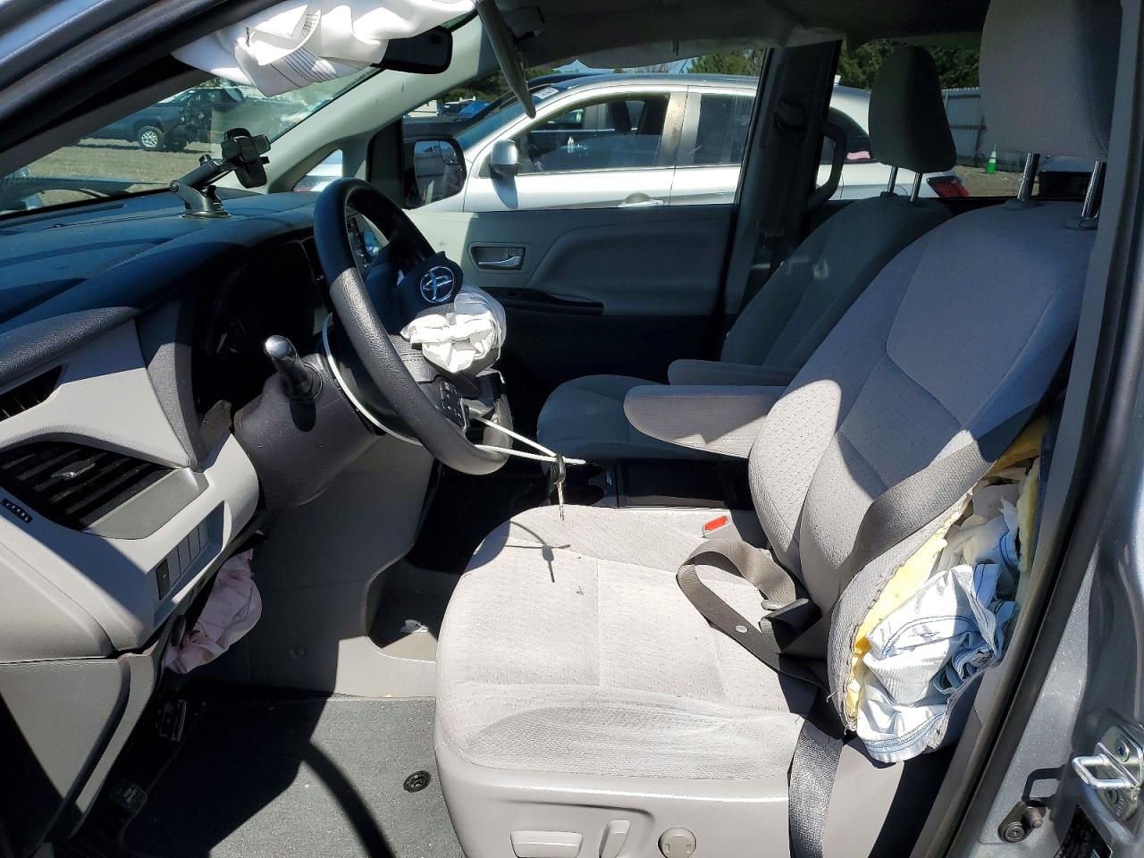 2020 TOYOTA SIENNA LE photo 19