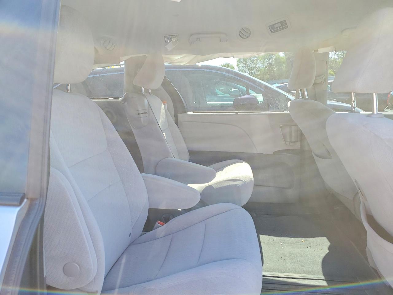 2020 TOYOTA SIENNA LE photo 31