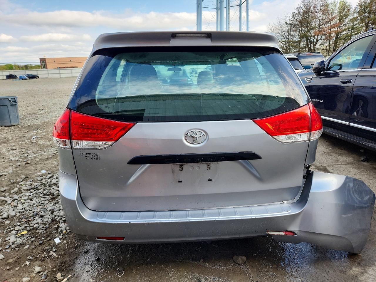 2013 TOYOTA SIENNA L 7-PASSENGER photo 11