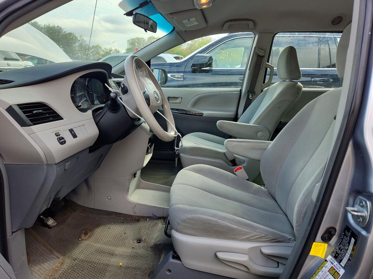 2013 TOYOTA SIENNA L 7-PASSENGER photo 13