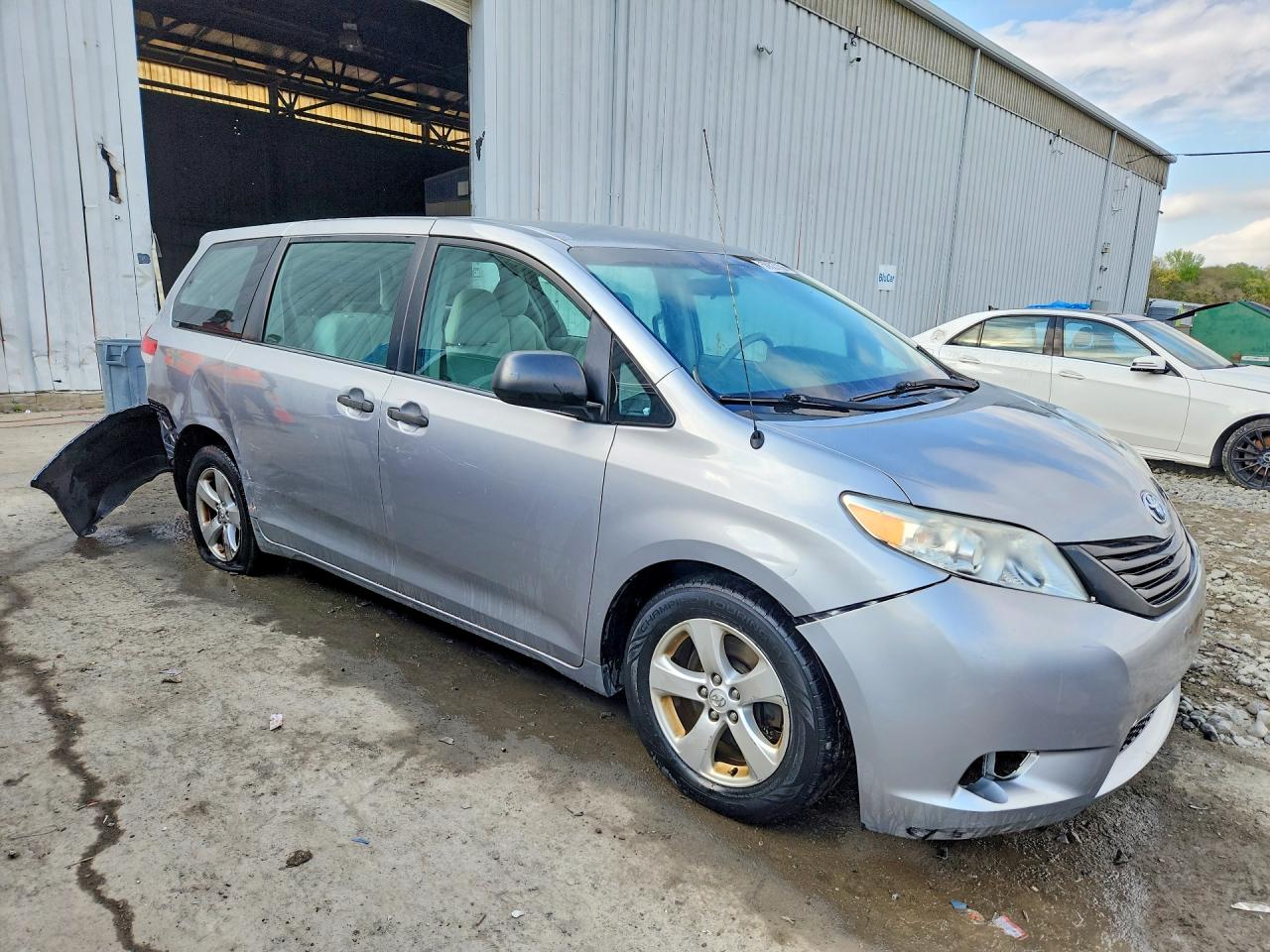 2013 TOYOTA SIENNA L 7-PASSENGER photo 7