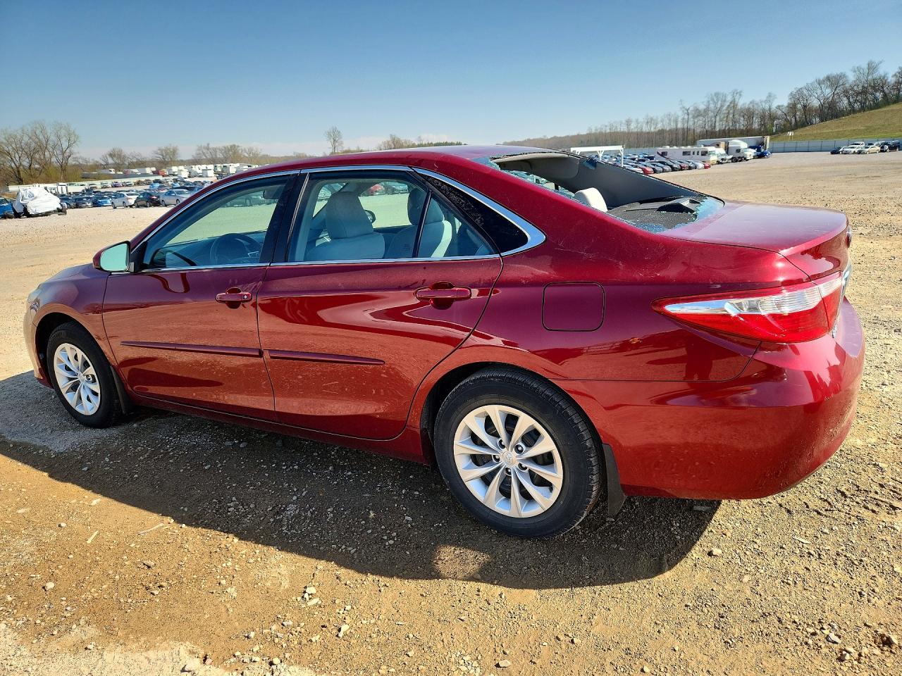 2017 TOYOTA CAMRY LE photo 4