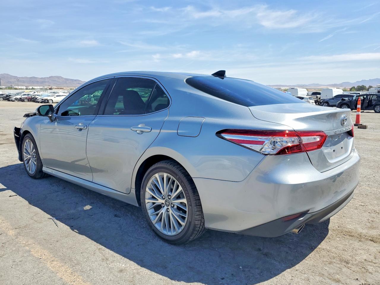 2020 TOYOTA CAMRY XLE photo 4