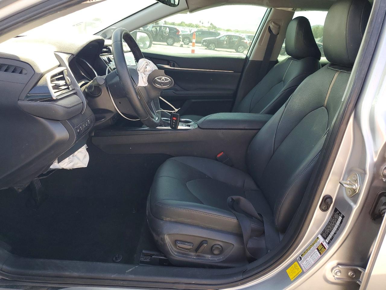 2020 TOYOTA CAMRY XLE photo 19