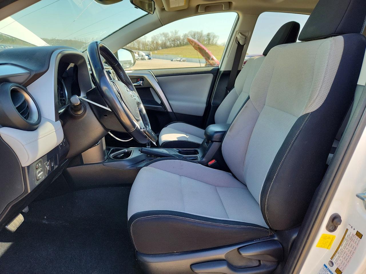 2016 TOYOTA RAV4 XLE photo 7