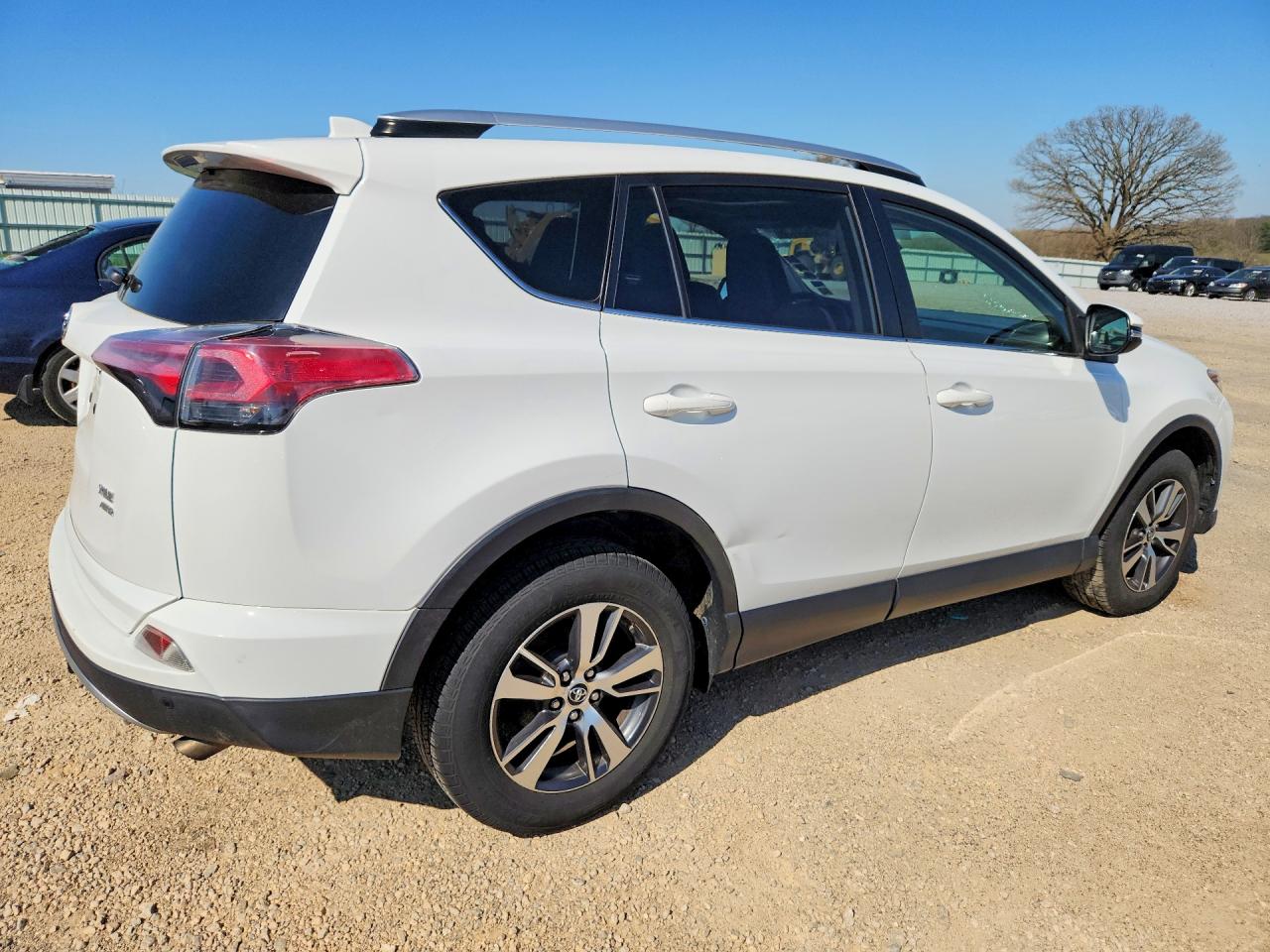 2016 TOYOTA RAV4 XLE photo 3
