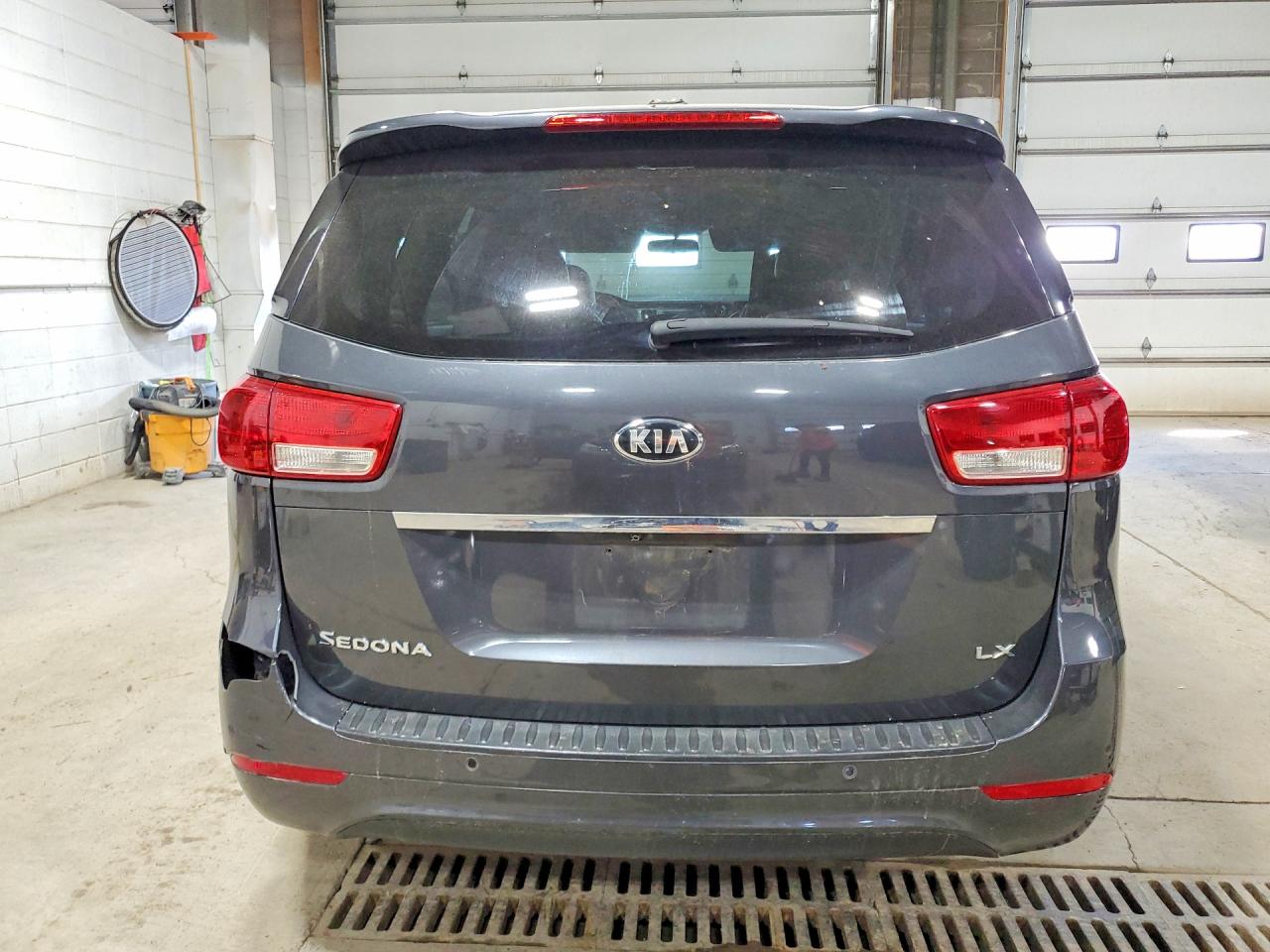 2017 KIA SEDONA LX photo 11