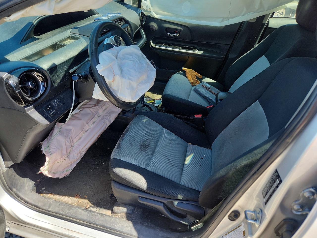 2016 TOYOTA PRIUS C TWO photo 19