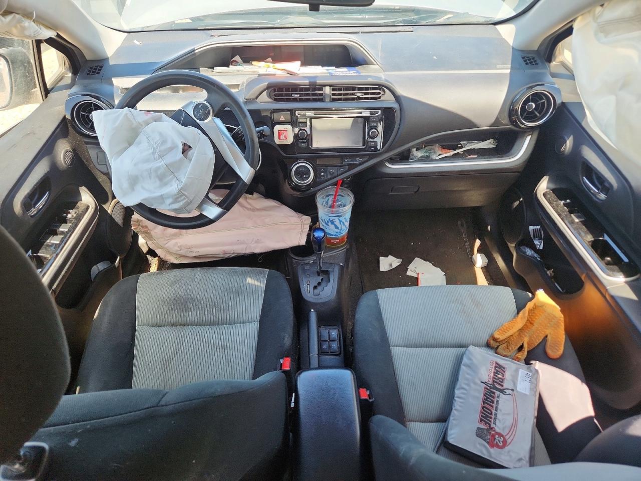 2016 TOYOTA PRIUS C TWO photo 22