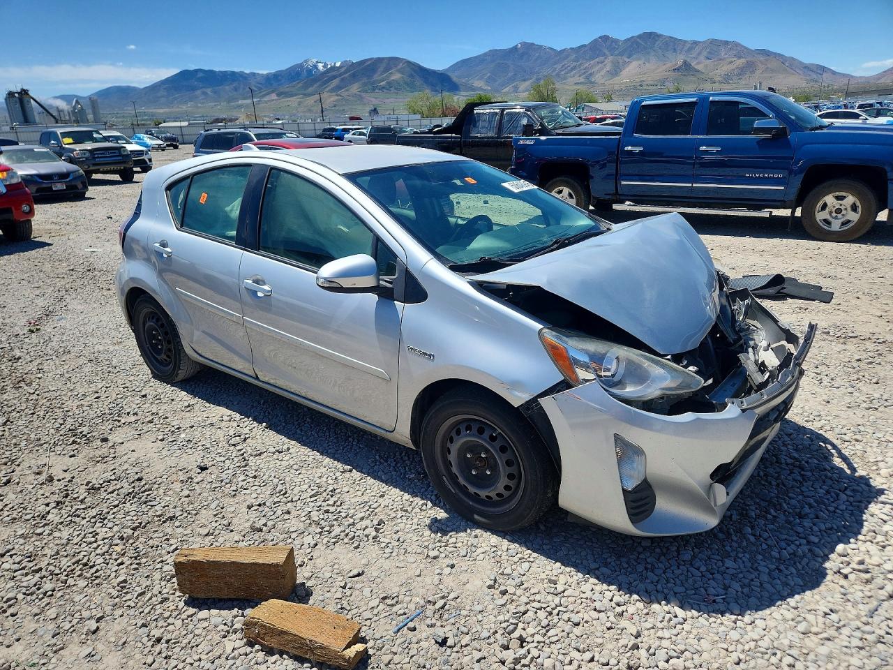 2016 TOYOTA PRIUS C TWO photo 10