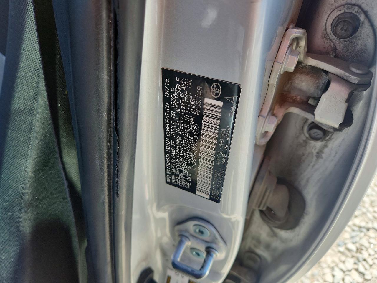 2016 TOYOTA PRIUS C TWO photo 34