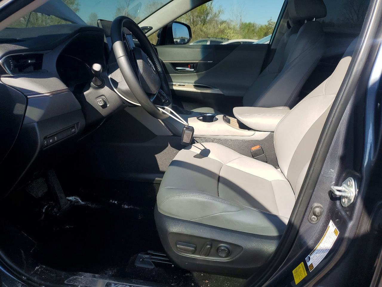 2024 TOYOTA VENZA XLE photo 13