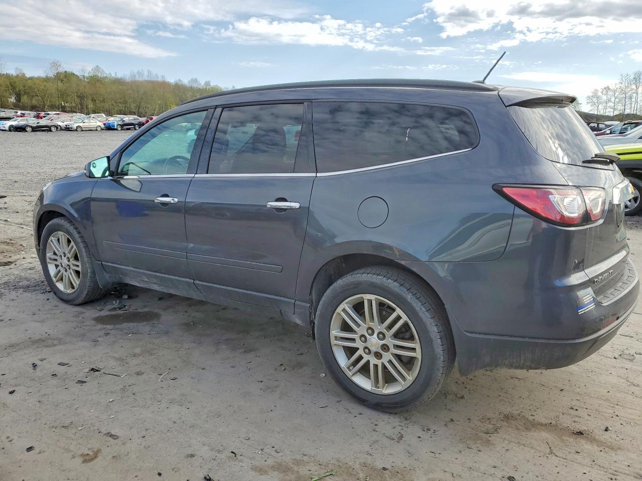 2014 CHEVROLET TRAVERSE LT photo 3