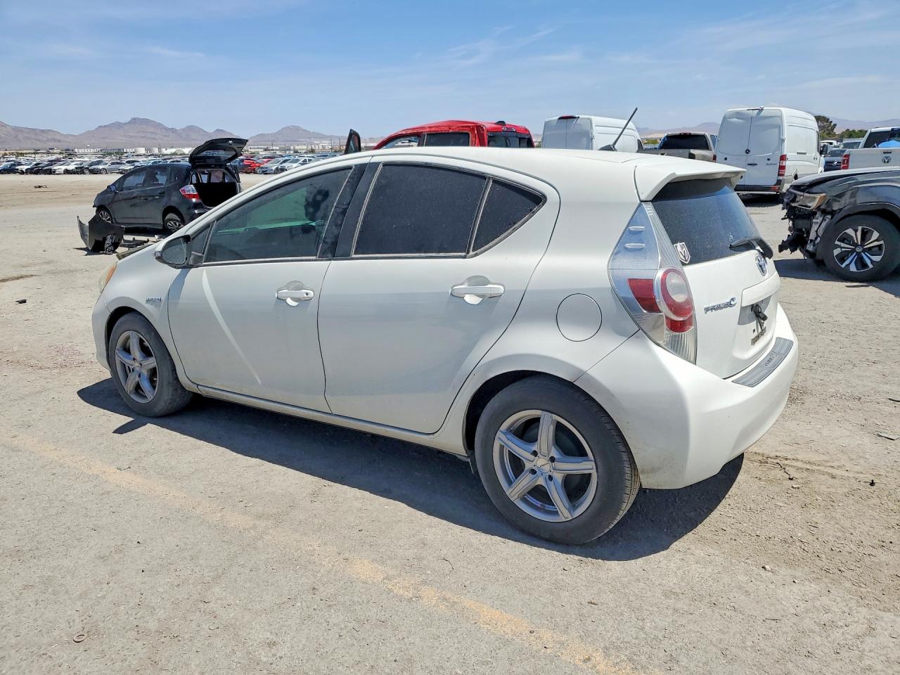 2013 TOYOTA PRIUS C photo 3
