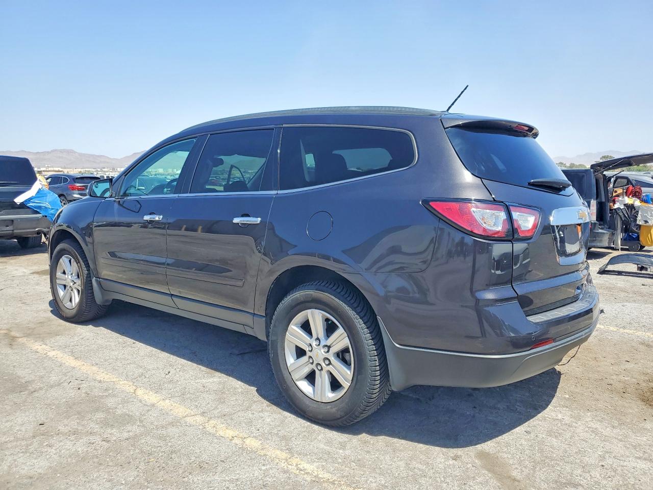 2014 CHEVROLET TRAVERSE LT photo 4