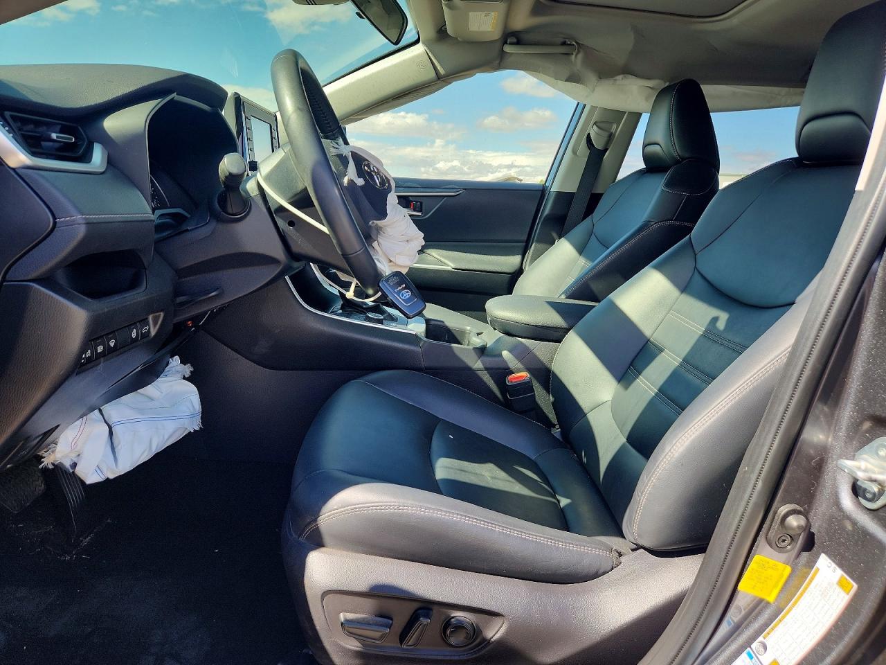 2022 TOYOTA RAV4 XLE PREMIUM photo 19