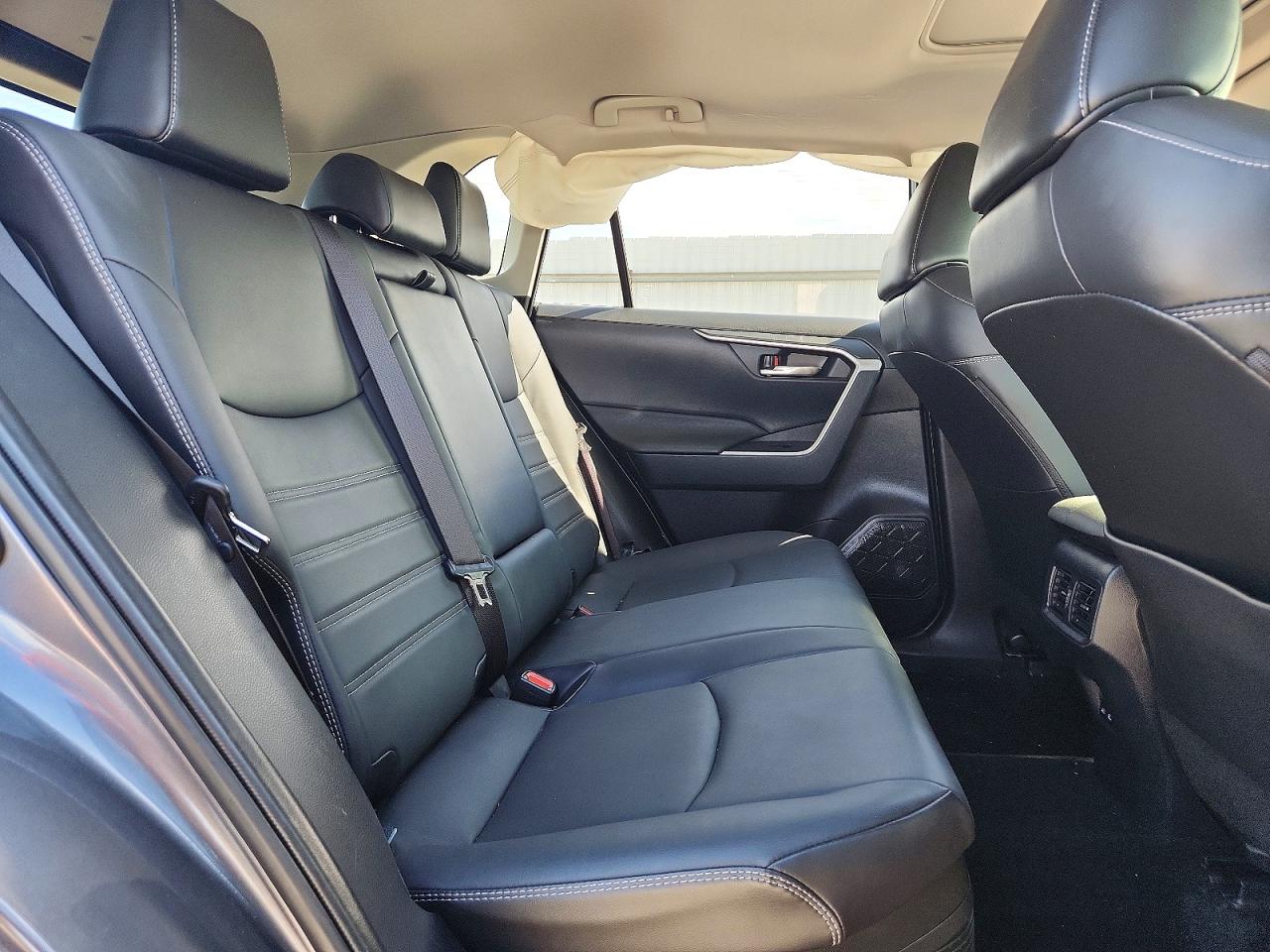 2022 TOYOTA RAV4 XLE PREMIUM photo 28