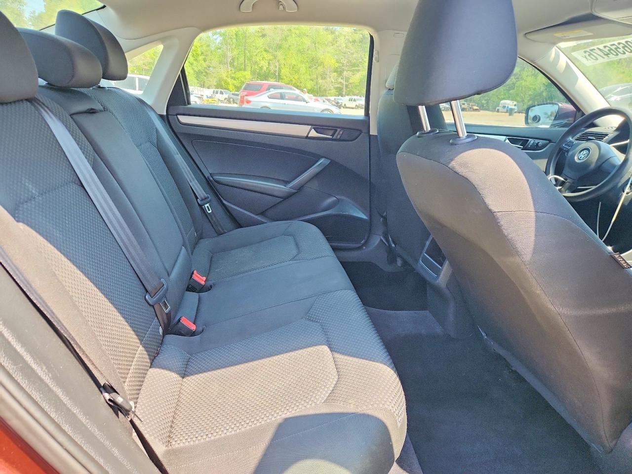 2014 VOLKSWAGEN PASSAT S photo 19