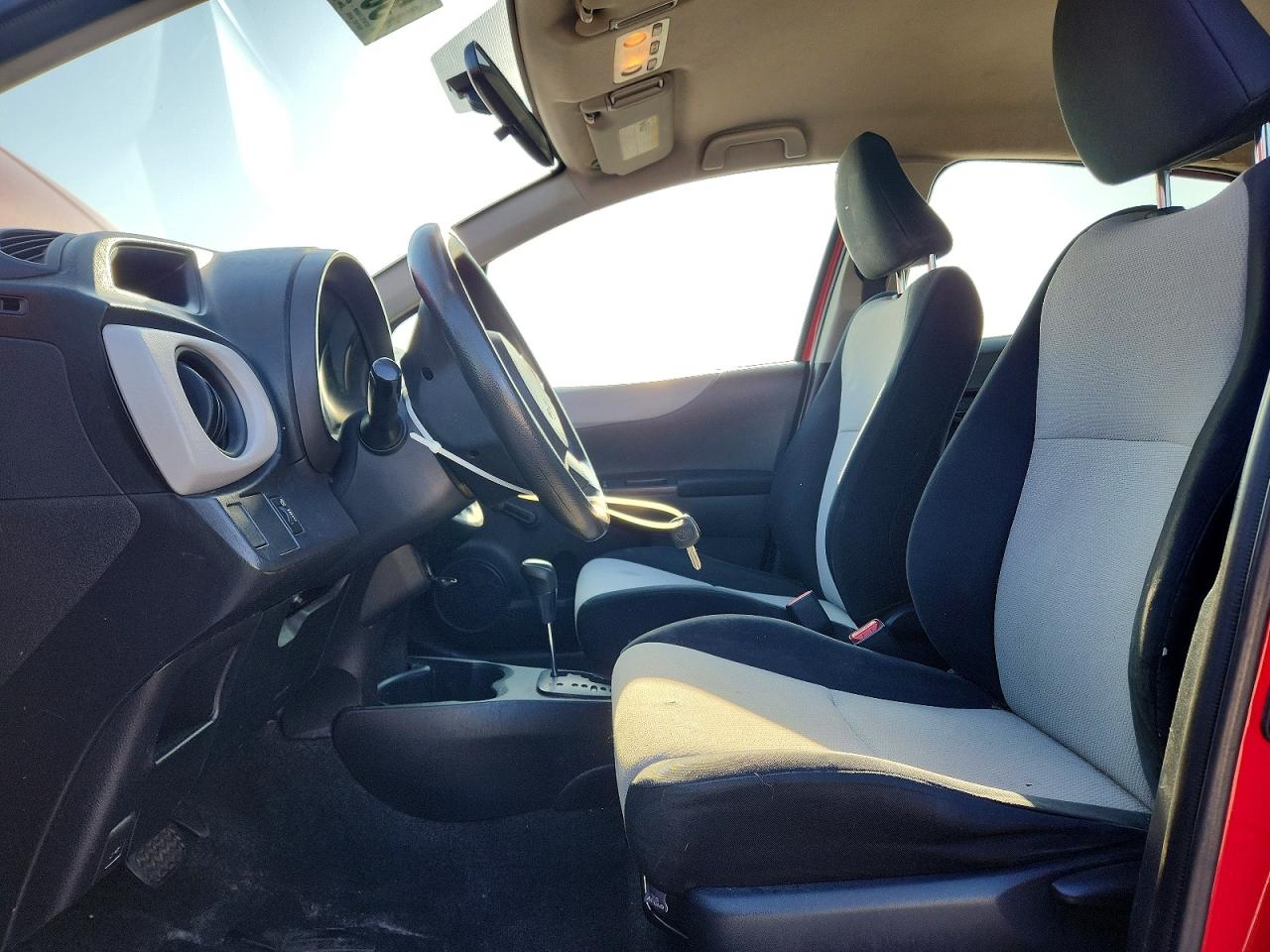 2012 TOYOTA YARIS 5-DOOR L photo 7