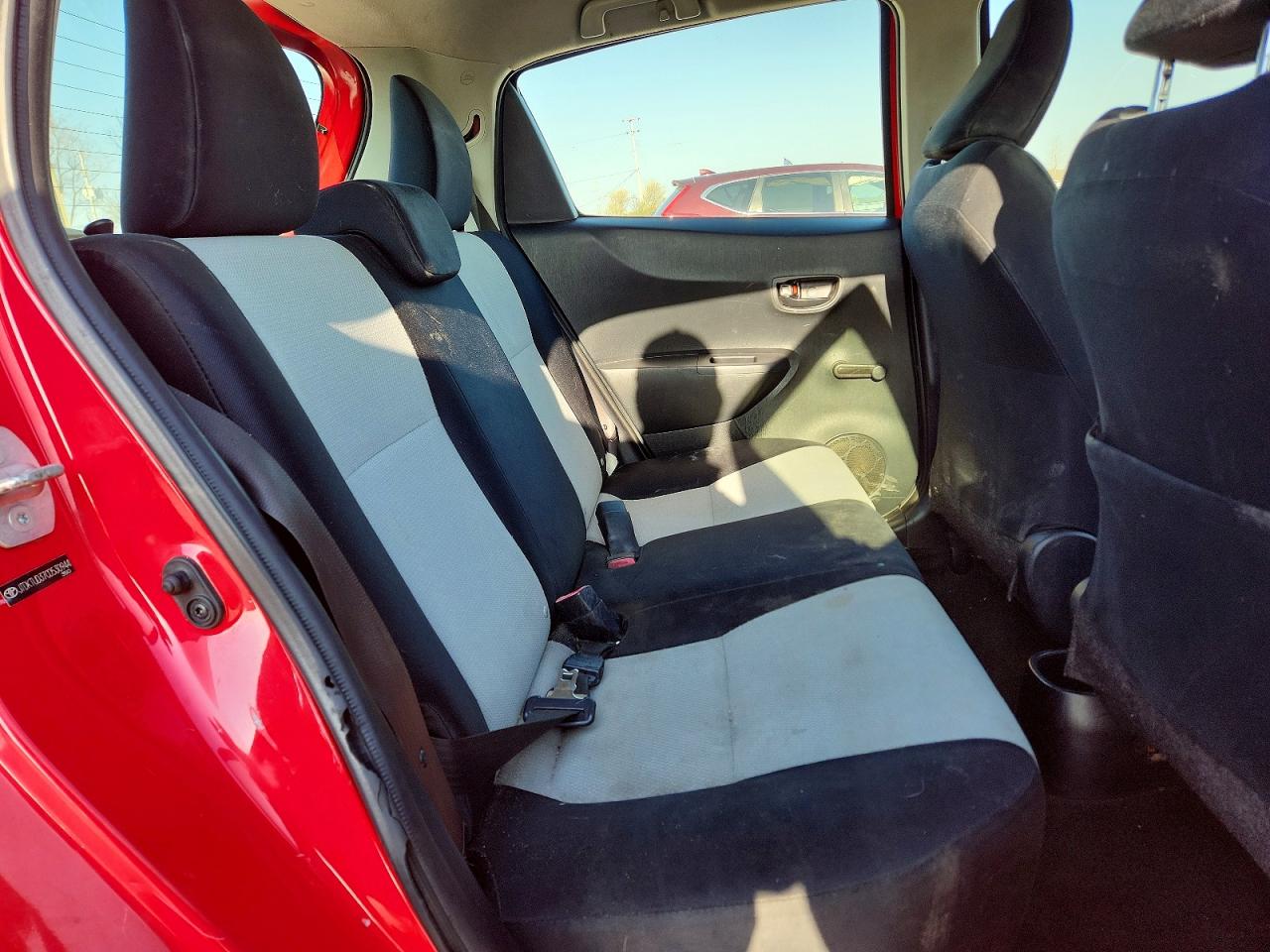 2012 TOYOTA YARIS 5-DOOR L photo 11