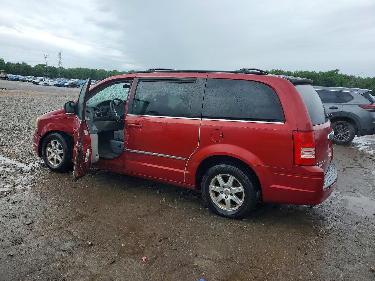 2010 CHRYSLER TOWN & COUNTRY TOURING photo 3
