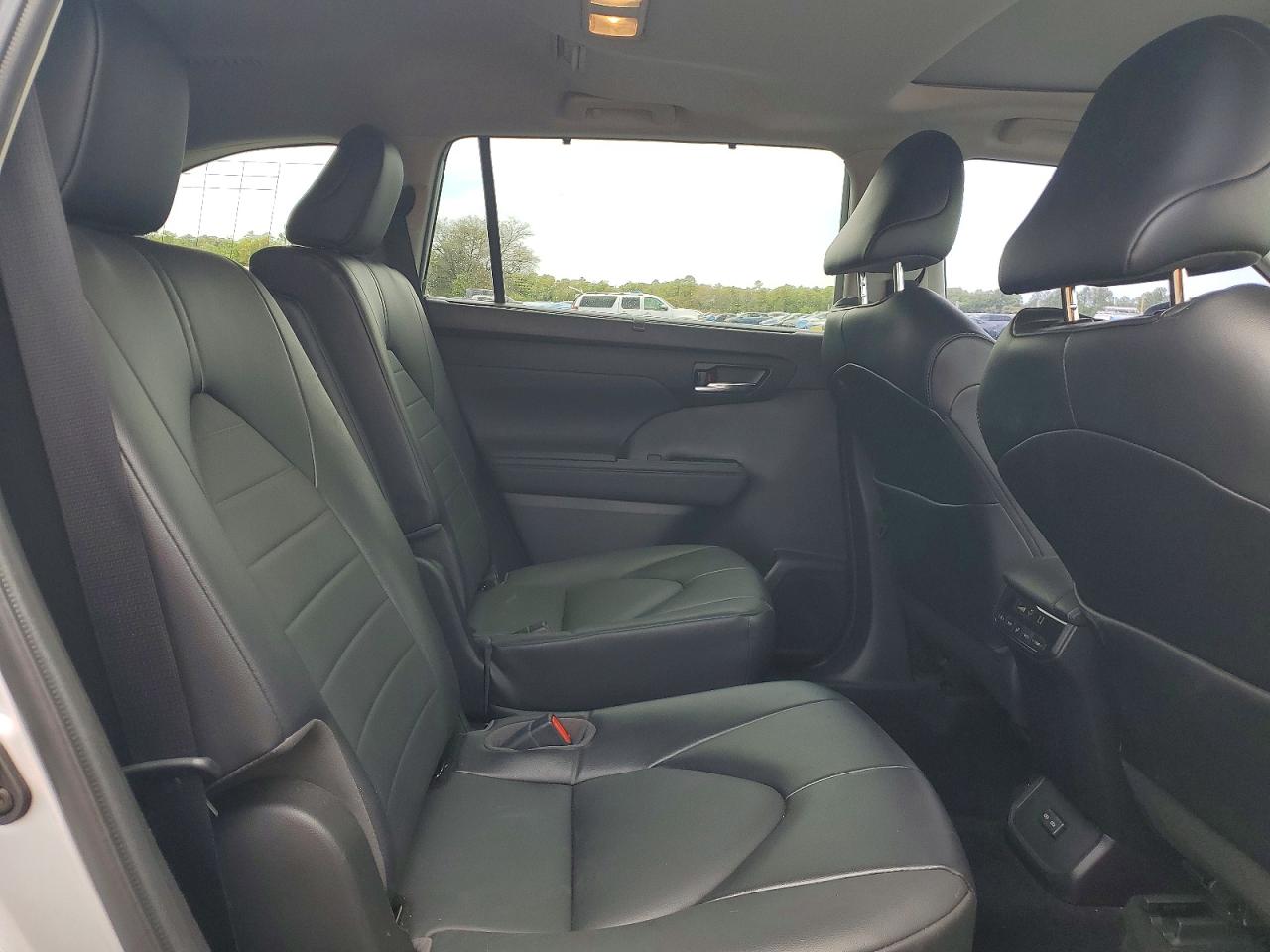 2022 TOYOTA HIGHLANDER XLE photo 31