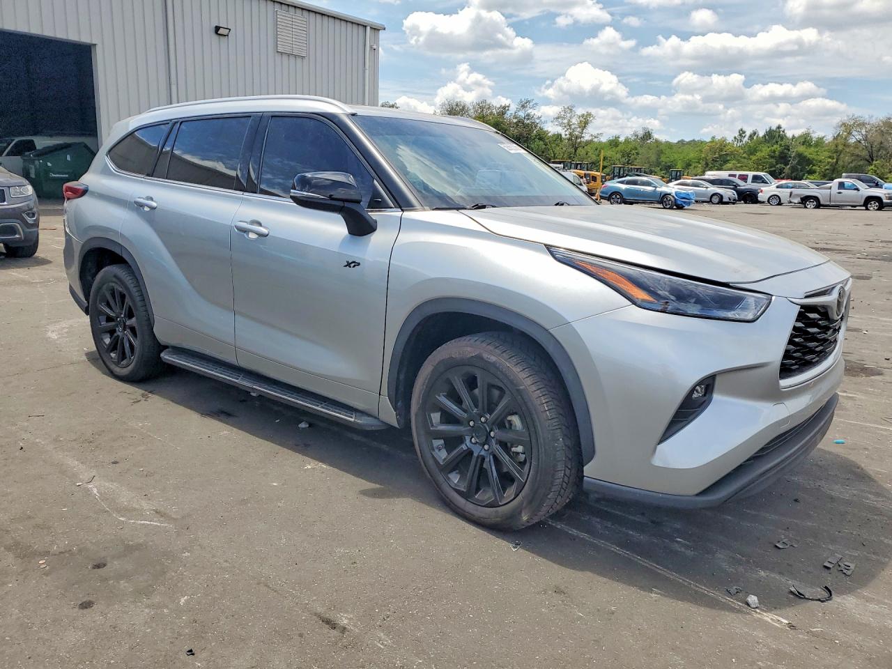 2022 TOYOTA HIGHLANDER XLE photo 10