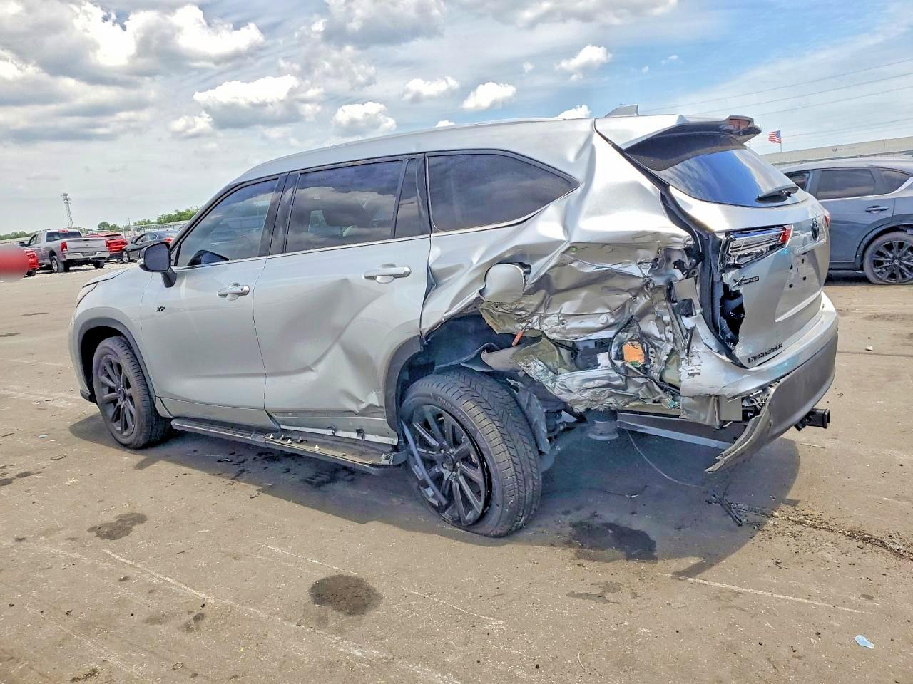 2022 TOYOTA HIGHLANDER XLE photo 4