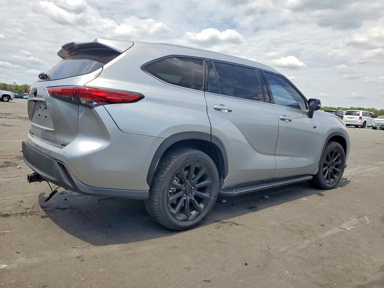 2022 TOYOTA HIGHLANDER XLE photo 7