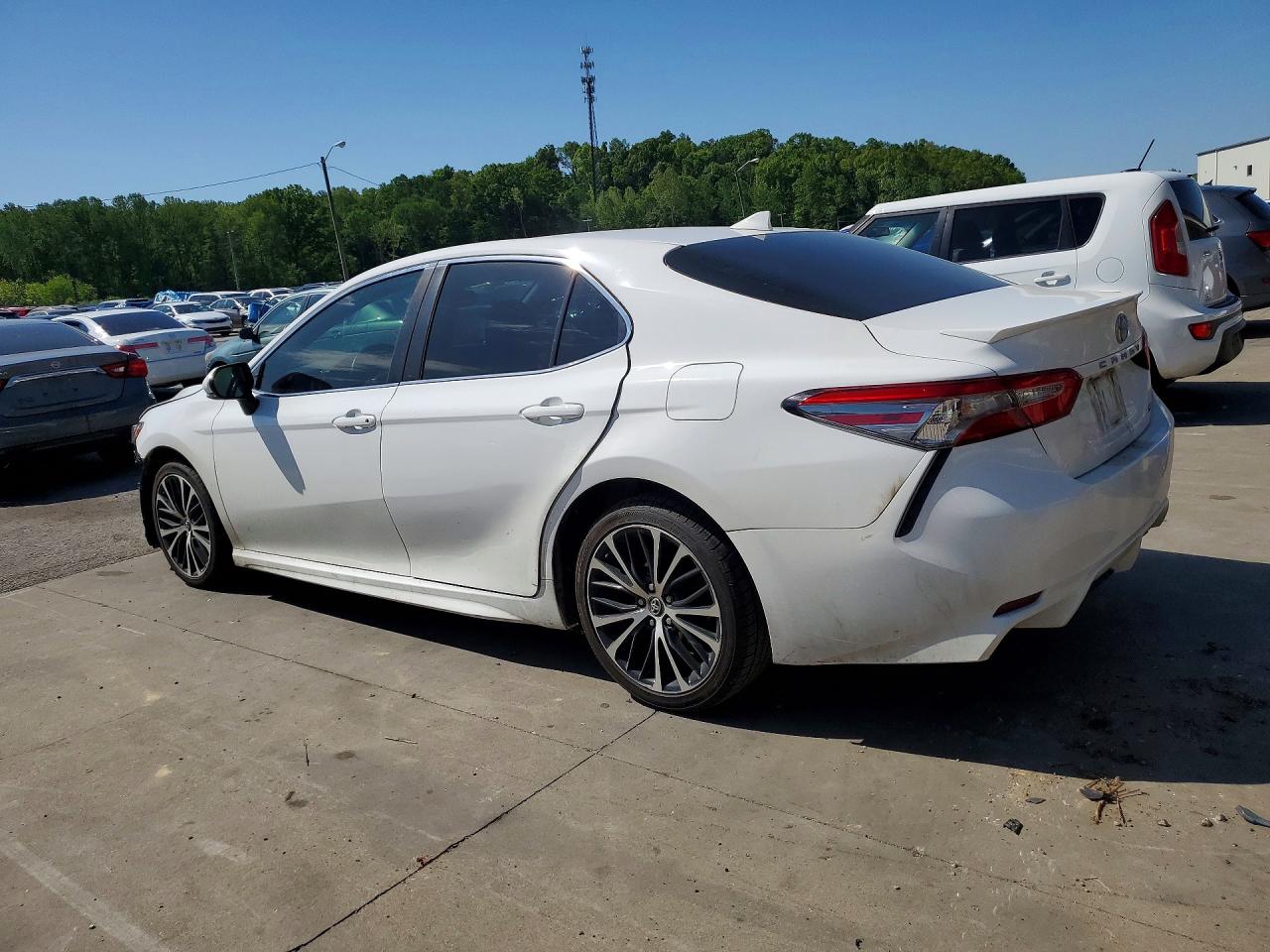 2019 TOYOTA CAMRY SE photo 3